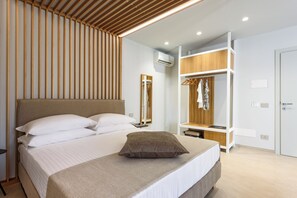 Deluxe-Vierbettzimmer | Minibar, Zimmersafe, Schreibtisch, kostenloses WLAN