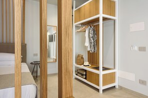 Kamar Quadruple Deluks | Minibar, brankas, meja kerja, dan Wi-Fi gratis