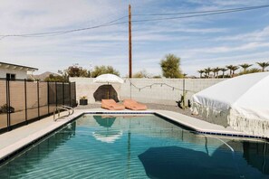 Una piscina al aire libre, una piscina climatizada
