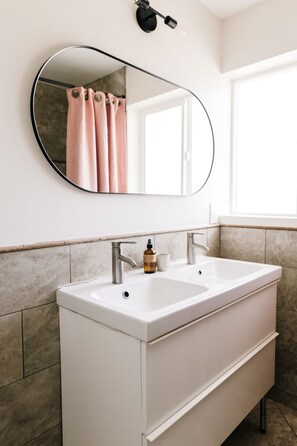 Secador de pelo, toallas, jabón, shampoo