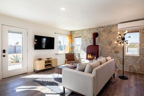Smart TV, fireplace