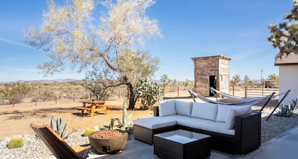 New! The Aberdeen House - Private Acreage + Joshua Trees + Hot Tub!