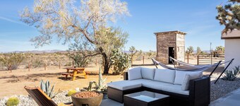 New! The Aberdeen House - Private Acreage + Joshua Trees + Hot Tub!
