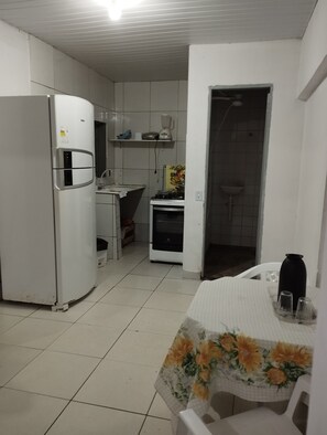 Frigorífico, placa de cocina, licuadora y utensilios de cocina