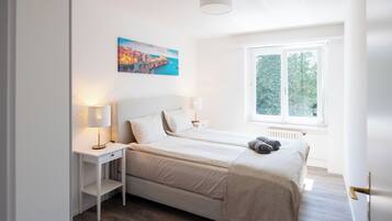 2 makuuhuonetta, työpöytä, silitysrauta/-lauta, ilmainen Wi-Fi