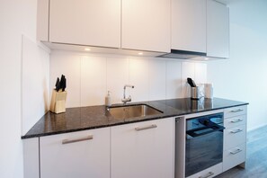 Fridge, oven, stovetop, dishwasher