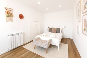 5 soverom, skrivebord, strykejern/-brett og reiseseng for barn
