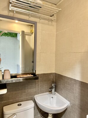 Kahden hengen standard-huone | Kylpyhuone | Hiustenkuivaaja, tohvelit, pyyhkeet, sampoo