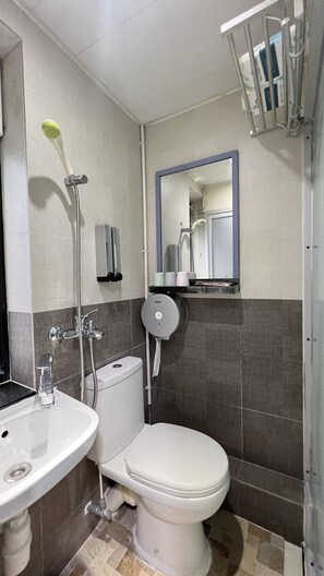 Standard Triple Room | Bathroom | Hair dryer, slippers, towels, shampoo - Ming Shing Guesthouse (Hong Kong)
