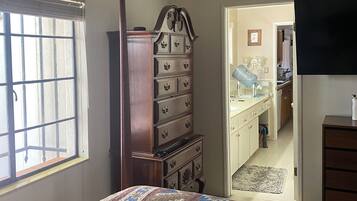 2 bedrooms, desk, iron/ironing board, WiFi