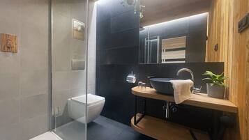 Habitación Deluxe doble | Baño | Artículos de higiene personal gratuitos