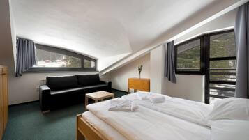 Family Quadruple Room | Desk, free cots/infant beds, free WiFi, bed sheets