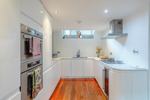 Refrigerador, microondas, horno, placa de cocina