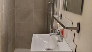 Dusj, hårføner, håndklær og toalettpapir
