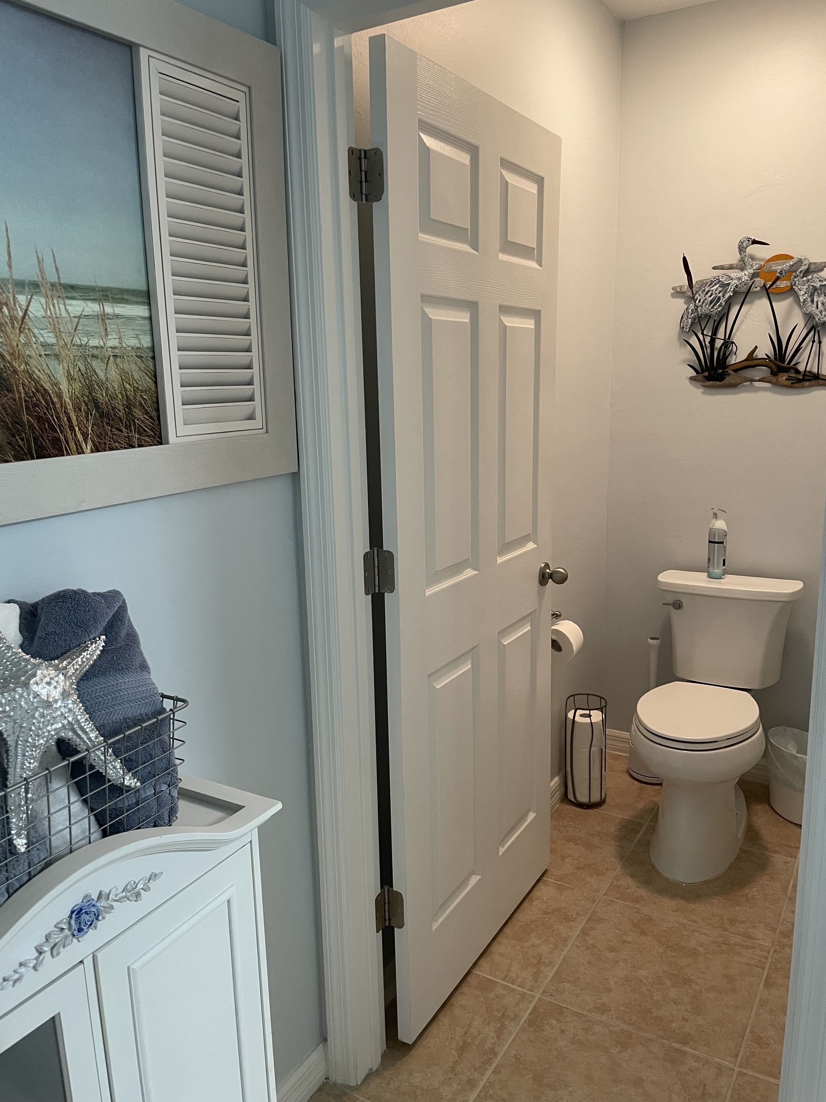 Une salle de bain avec des toilettes, une douche et un lavabo.