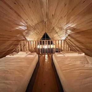 Senger med Select Comfort-madrass, skrivebord og lydisolert