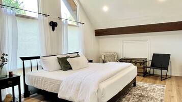 3 bedrooms, desk, iron/ironing board, travel crib