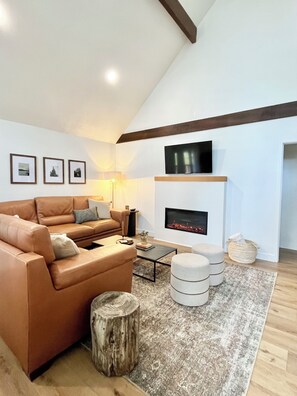 Smart-TV, Kamin, Tischtennisplatte, Bücher