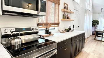 Réfrigérateur, micro-ondes, four, plaque de cuisson