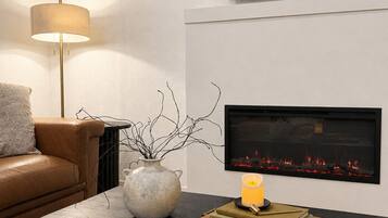 Smart TV, fireplace, ping pong, books