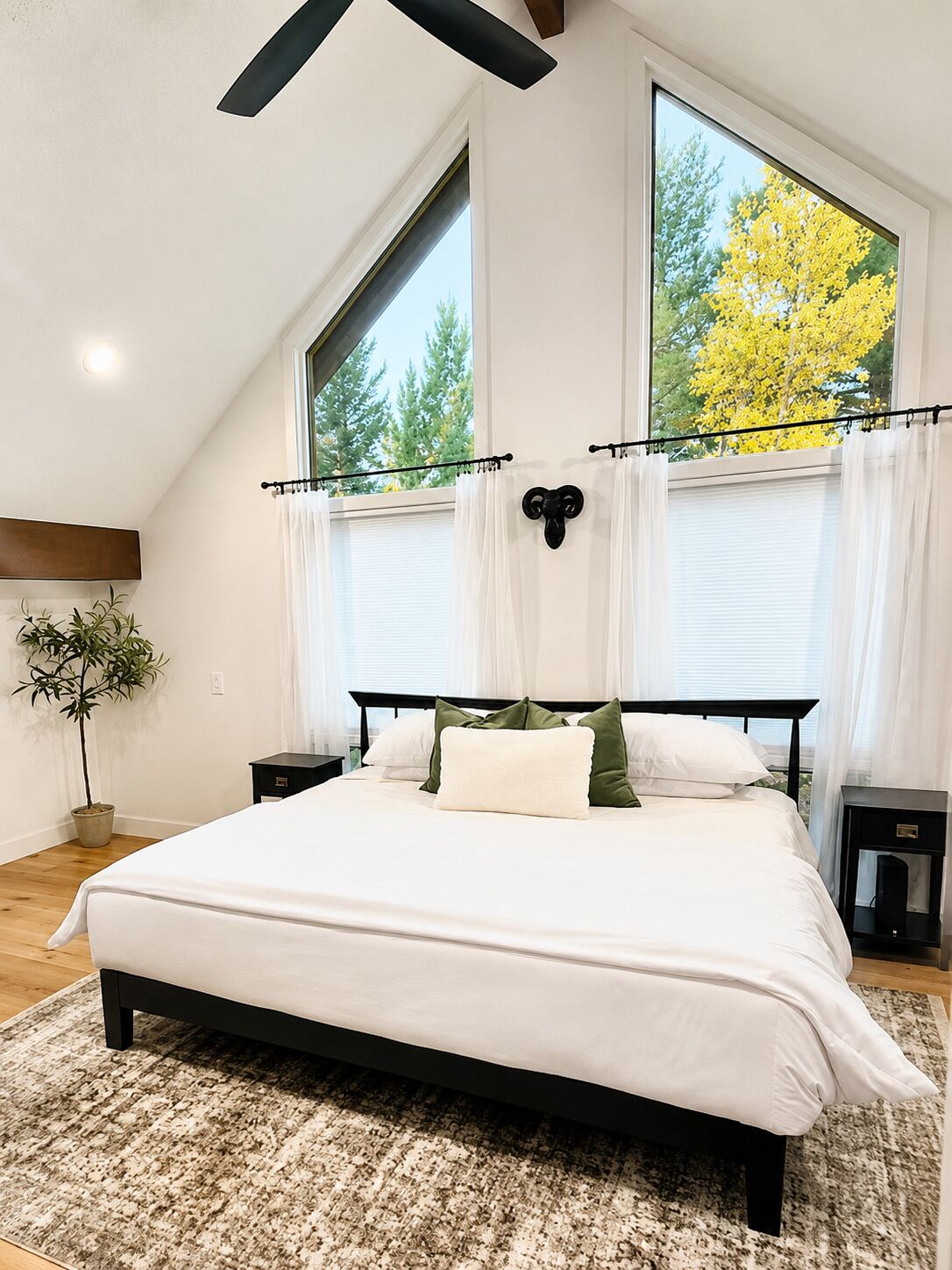 3 bedrooms, desk, iron/ironing board, travel crib
