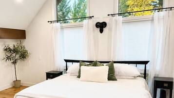 3 bedrooms, desk, iron/ironing board, travel crib