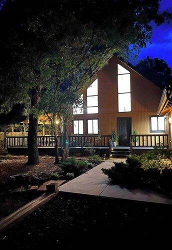 Newly remodeled Pinetop chalet! Family friendly near golf, lakes & Sunrise Ski!