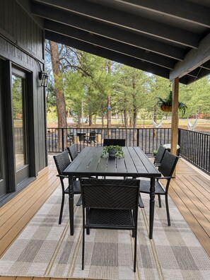 Outdoor dining - Pinetop Chalet•3bd/2ba•Family Friendly•EV Charger•Ping Pong+more! (Pinetop-Lakeside)