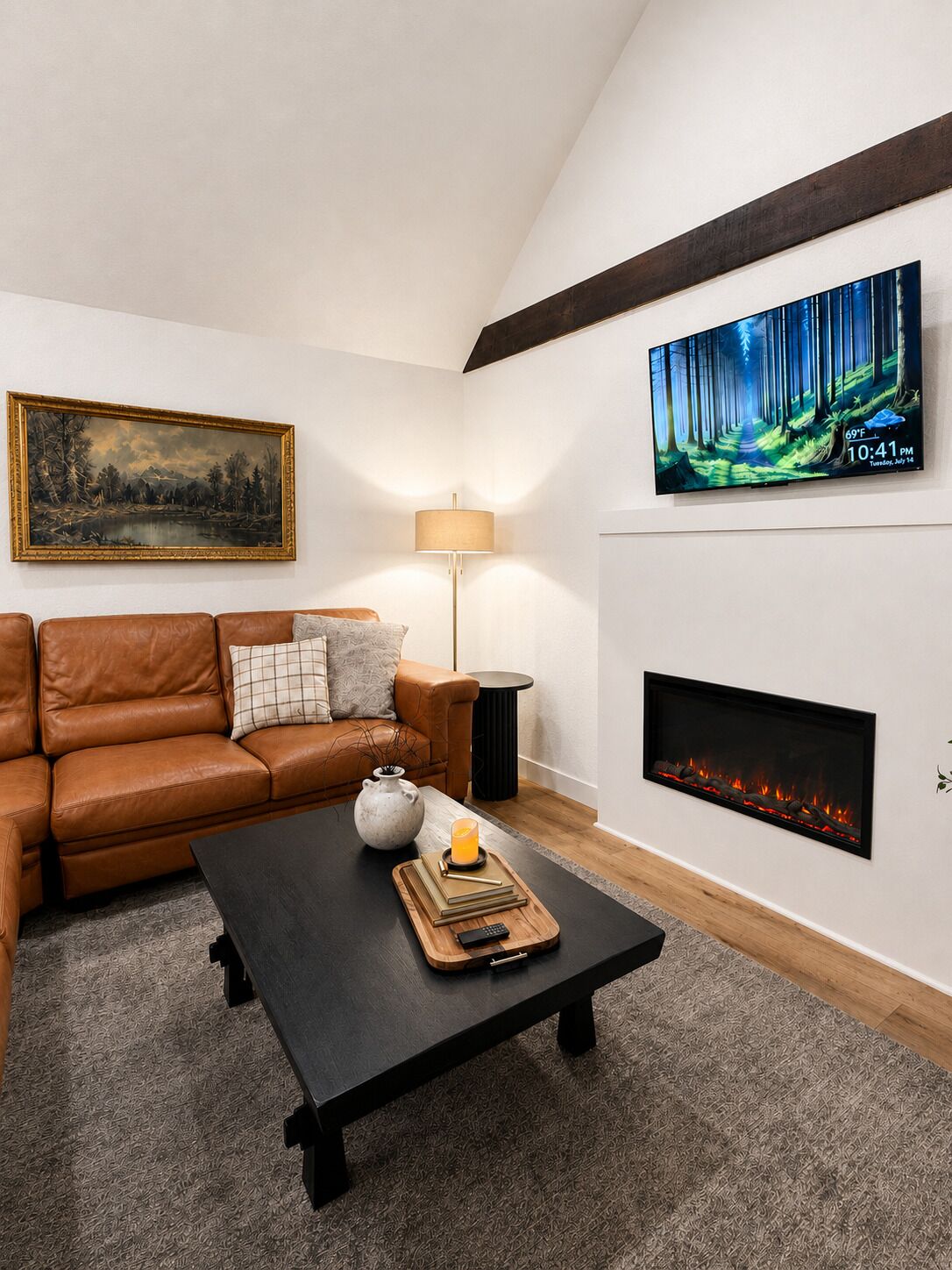 Una Smart TV, una chimenea, una mesa de tenis de mesa, libros