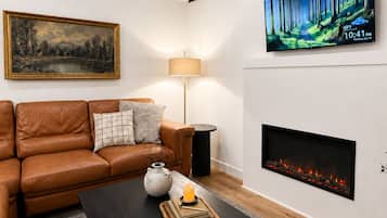 Una Smart TV, una chimenea, una mesa de tenis de mesa, libros