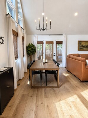 Dining - Pinetop Chalet•3bd/2ba•Family Friendly•EV Charger•Ping Pong+more! (Pinetop-Lakeside)