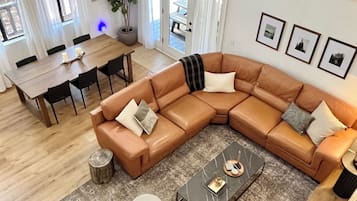 TV connectée, cheminée, table de tennis de table, livres