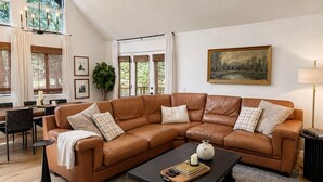 Smart TV, chimenea, mesa de ping pong, libros
