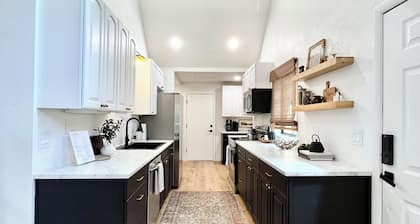 Newly remodeled Pinetop chalet! Family friendly near golf, lakes & Sunrise Ski!