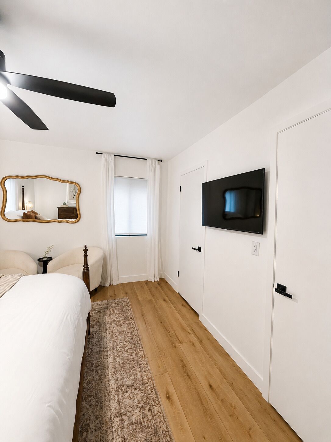 3 dormitorios, escritorio, tabla de planchar con plancha y cuna de viaje