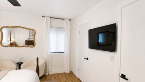 3 habitaciones, escritorio y tabla de planchar con plancha 