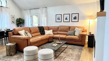 TV connectée, cheminée, table de tennis de table, livres