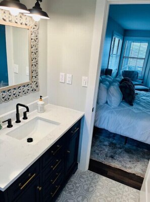 4 bedrooms - Lakeside Livin'
 (Killen)