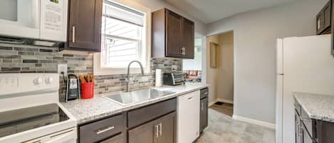 Coffee/tea maker, fridge, microwave, stovetop