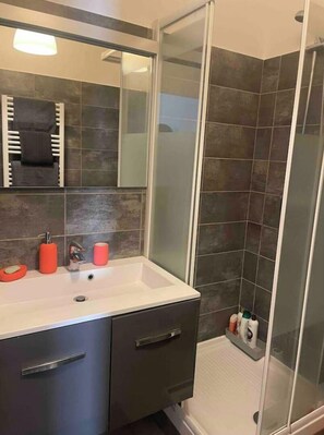 Douche, sèche-cheveux, serviettes fournies, savon