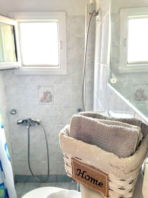 Haartrockner, Handtücher, Seife, Toilettenpapier