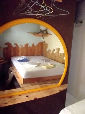 1 chambre, fer et planche à repasser, draps fournis