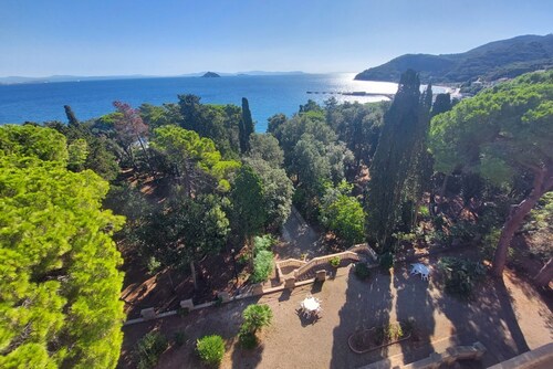 In a beautiful private park with swimming pool and tennis court, with direct access to the beach, first-floor flat with lift with beautiful sea-view terrace. It consists of a nice living room with dining area, double sofa bed, walled kitchen : the living