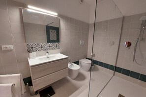 Shower, hair dryer, bidet, towels - In a beautiful private park with swimming pool and tennis court, with direct access to the beach, first-floor flat with lift with beautiful sea-view terrace. It consists of a nice living room with dining area, double sofa bed, walled kitchen : the living (Cavo)