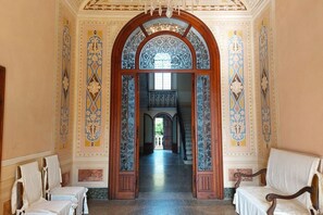 Interior - In a beautiful private park with swimming pool and tennis court, with direct access to the beach, first-floor flat with lift with beautiful sea-view terrace. It consists of a nice living room with dining area, double sofa bed, walled kitchen : the living (Cavo)