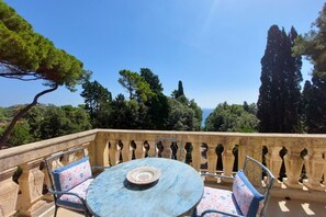 Outdoor dining - In a beautiful private park with swimming pool and tennis court, with direct access to the beach, first-floor flat with lift with beautiful sea-view terrace. It consists of a nice living room with dining area, double sofa bed, walled kitchen : the living (Cavo)