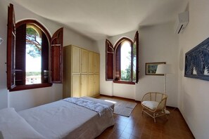 2 bedrooms, iron/ironing board, WiFi, bed sheets - In a beautiful private park with swimming pool and tennis court, with direct access to the beach, first-floor flat with lift with beautiful sea-view terrace. It consists of a nice living room with dining area, double sofa bed, walled kitchen : the living (Cavo)