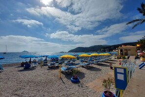 Beach - In a beautiful private park with swimming pool and tennis court, with direct access to the beach, first-floor flat with lift with beautiful sea-view terrace. It consists of a nice living room with dining area, double sofa bed, walled kitchen : the living (Cavo)