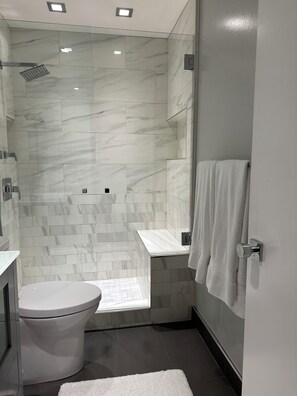 Douche, sèche-cheveux, serviettes fournies, savon