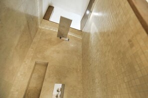 Badewanne, Haartrockner, Bidet, Handtücher